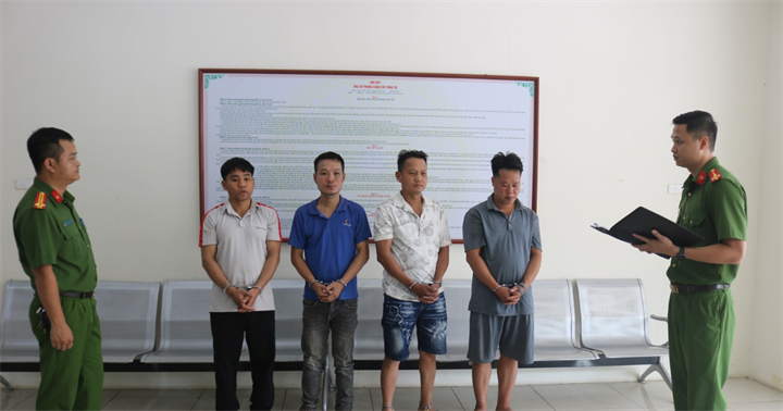Cơ quan Cảnh sát điều tra lấy lời khai các đối tượng (từ trái sang): Lê Văn Dũng, Nguyễn Văn Tâm, Mai Văn Dũng, Hoàng Quyết Tiến. (Ảnh: Công an Thái Nguyên)