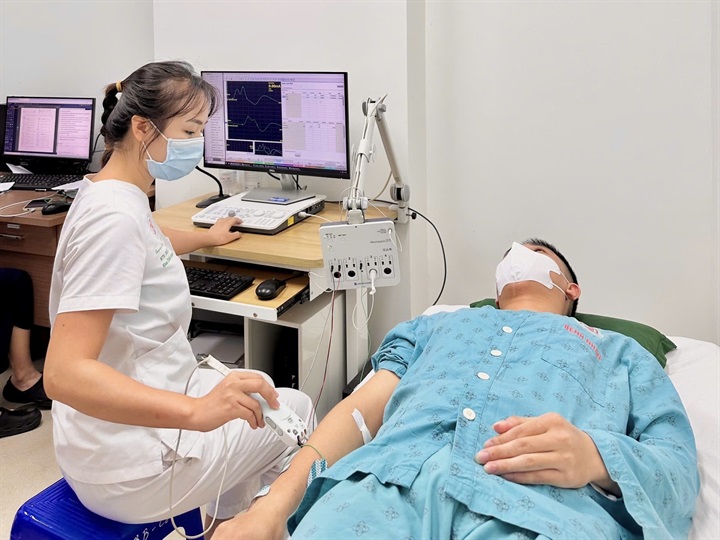 Hậu quả đáng sợ sau 2 năm dùng bóng cười, nam thanh niên 24 tuổi yếu tứ chi. Ảnh: BVCC