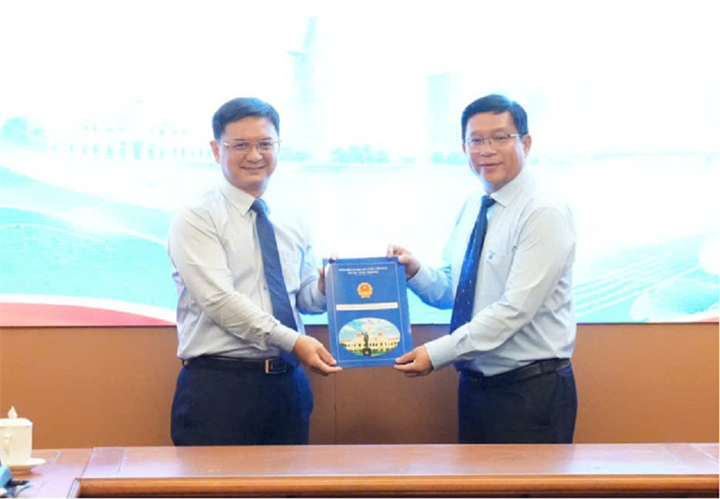 PGS.TS Lê Tuấn Anh (bìa phải) được bổ nhiệm làm Hiệu trưởng Trường ĐH Thủ Dầu Một. Ảnh: T.T