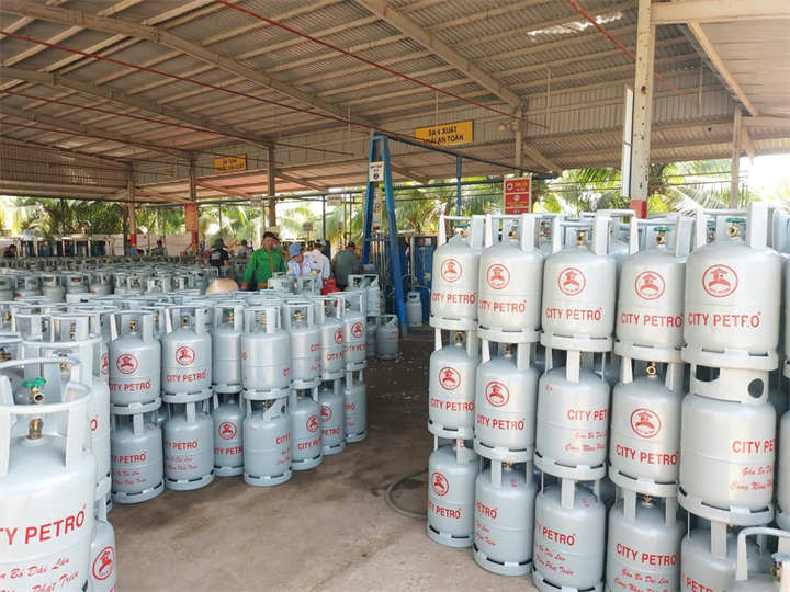 Giá gas loại bình 12kg tăng 20.000 đồng mỗi bình từ 1/10 (Ảnh: Quốc Thái).