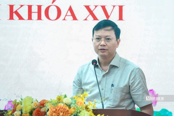 Giám đốc Sở GD&ĐT Nguyễn Văn Hiền thông tin về bữa ăn bán trú (Ảnh: Hữu Thắng).