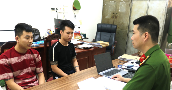 Cán bộ Phòng Cảnh sát hình sự lấy lời khai của Nguyễn Văn Tân (áo đỏ trắng) và Nguyễn Đình Trường. (Ảnh: Công an Thái Nguyên)