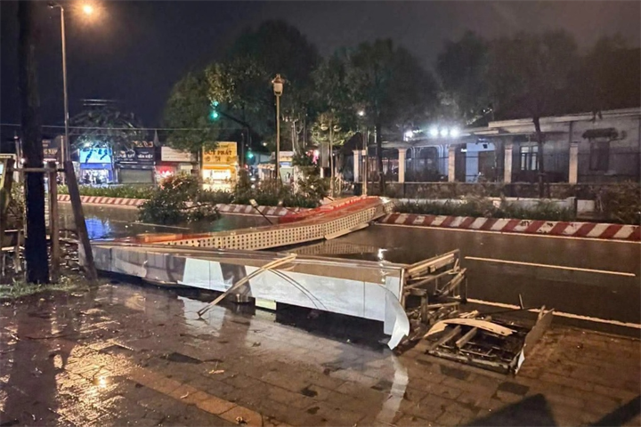 Cổng chào đổ sập. Ảnh: Dân trí