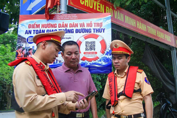 Đội Cảnh sát đường thuỷ số 2 triển khai mô hình “Dân vận khéo” đưa mã QR tuyên truyền pháp luật đến gần dân.