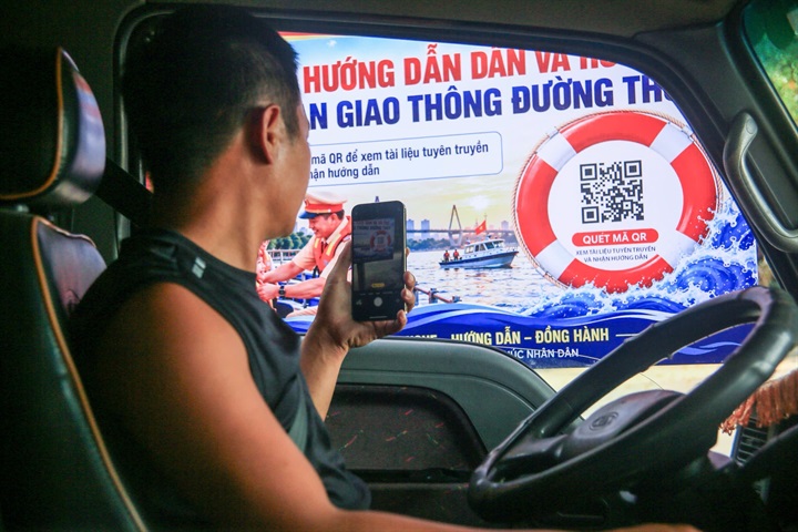 Người dân cũng có thể đăng nhập nhóm Zalo “Bến khách an toàn” để trao đổi với lực lượng CSGT.