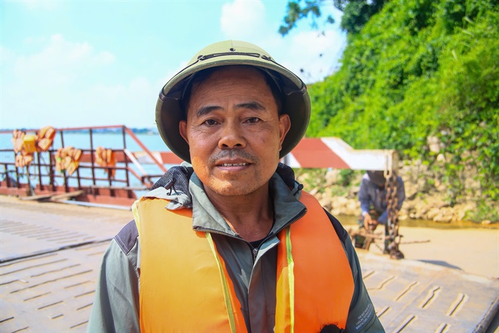Anh Trần Văn Đại (quê Hưng Yên), người điều khiển phương tiện tại bến khách Đại Lộ.