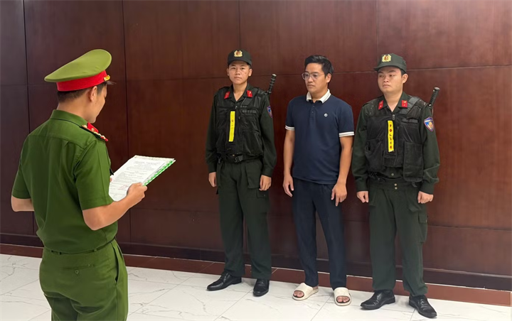 Trần Trung Du, Giám đốc Công ty TNHH Thương mại dịch vụ Dwatch tại cơ quan công an. Ảnh: Tiền Phong