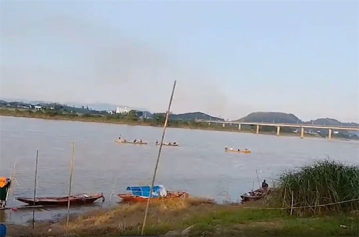 Lực lượng chức năng đang tìm kiếm nạn nhân. ẢNH: H.DOAN/ Báo Thanh niên.