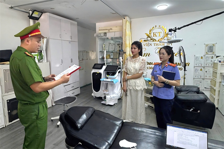 Cơ quan chức năng tống đạt quyết định tố tụng đối với Nông Thị Tuyến. Ảnh: Trang TTĐT Công an tỉnh Cao Bằng