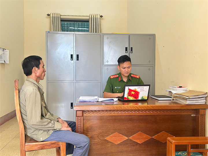 Công an xã Vũ Tiên làm việc với Nguyễn Đức Tịnh để xác minh, làm rõ các nội dung liên quan đến vụ tai nạn lao động xảy ra tại công trình xây dựng trên địa bàn. Ảnh: Công an tỉnh Hưng Yên