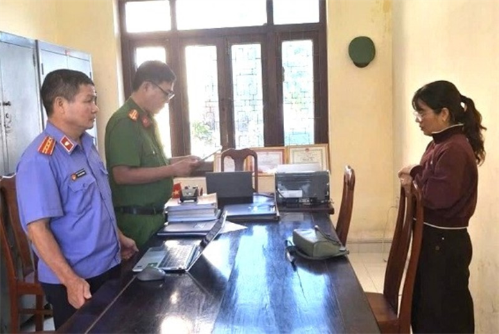 Cơ quan chức năng tống đạt các quyết định đối với Trương Thị Thu C. Ảnh: VKSND Gia Lai