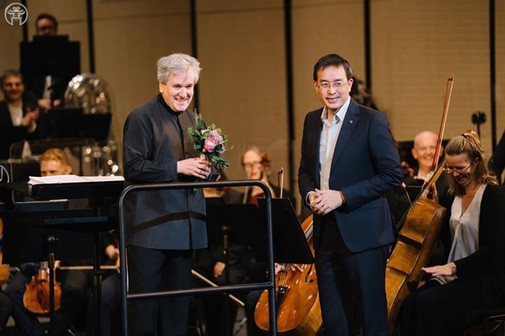 Chủ tịch HĐQT Vietnam Airlines Đặng Ngọc Hòa tặng hoa nhạc trưởng Sir Antonio Pappano, trân trọng cảm ơn ông cùng Dàn nhạc Giao hưởng London đã mang đến những màn trình diễn đặc sắc trong đêm đầu tiên của Vietnam Airlines Classic - Hanoi Concert 2026.