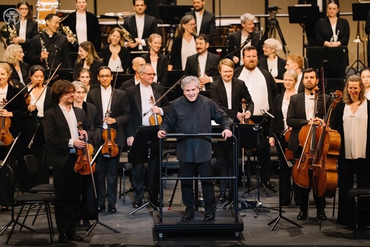 Ở vị trí trung tâm của dàn nhạc, Sir Antonio Pappano dẫn dắt LSO qua từng chuyển động của chương trình. Sự trở lại của ông cùng dàn nhạc tiếp tục tạo nên một dấu nối giữa các mùa Vietnam Airlines Classic tại Hà Nội.