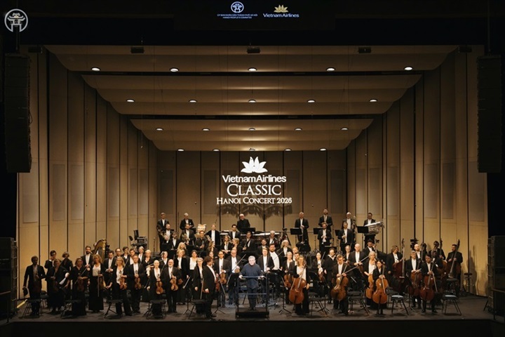 Đêm diễn đầu tiên khép lại nhưng cuộc gặp giữa London Symphony Orchestra và khán giả Hà Nội vẫn còn tiếp tục. Tối 3/10, LSO cùng Sir Antonio Pappano và hai nghệ sĩ độc tấu Benjamin Marquise Gilmore, Eivind Ringstad sẽ trở lại sân khấu Nhà hát Hồ Gươm trong đêm diễn thứ hai của Vietnam Airlines Classic – Hanoi Concert 2026, nối dài cuộc hẹn giao hưởng giữa mùa thu Hà Nội.