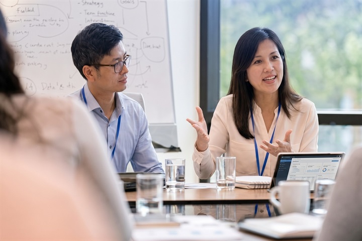 Trao đổi trực tiếp giữa cơ sở y tế, doanh nghiệp và đối tác công nghệ giúp làm rõ phạm vi chuyển giao, tiêu chuẩn chất lượng và điều kiện vận hành tại Việt Nam. Ảnh minh họa.