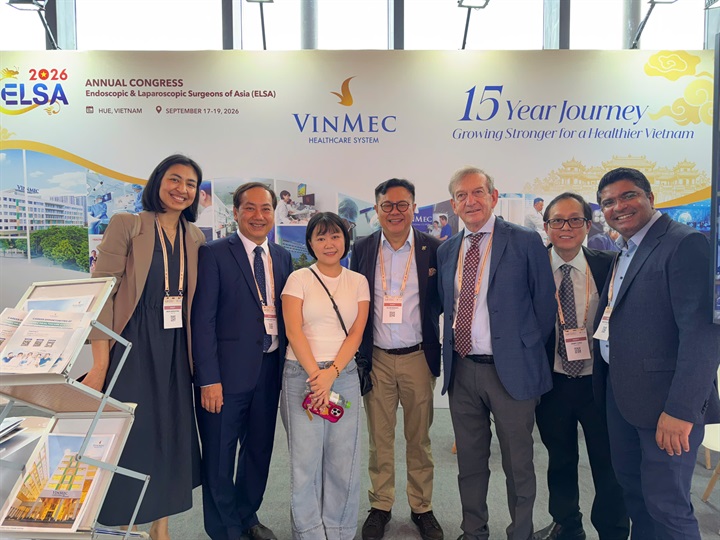 Chuyên gia Vinmec giao lưu cùng đồng nghiệp quốc tế tại gian hàng triển lãm y khoa trong khuôn khổ ELSA 2026. (Nguồn: Vinmec)