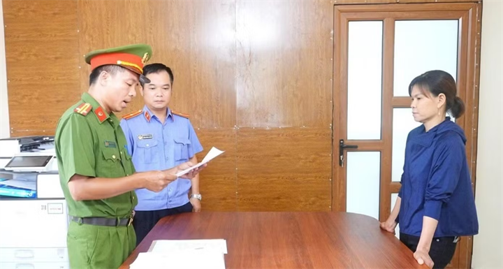 Cơ quan tiến hành tố tụng tống đạt quyết định khởi tố đối với Nguyễn Thị Thúy. Ảnh: Bảo vệ Pháp luật