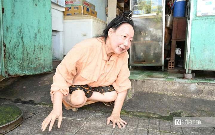 Bà Kiều Thị Bích Dung, người khuyết tật nặng, gặp khó khăn trong việc đi lại và đang cần được hỗ trợ pháp lý để bảo vệ quyền lợi liên quan đến đất đai.