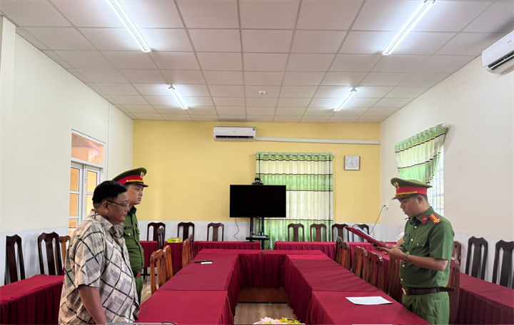 Cơ quan Cảnh sát điều tra tống đạt các quyết định đối với bị can Võ Tấn Đạt. Ảnh: Công an Thành phố Cần Thơ.