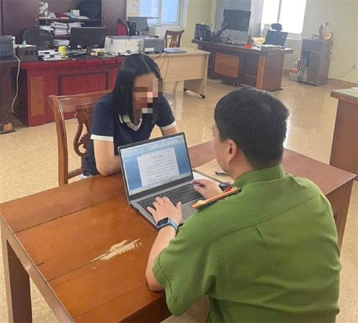 Chị P đến cơ quan Công an trình báo về thủ đoạn lừa đảo. Ảnh: Công an Quảng Ninh.
