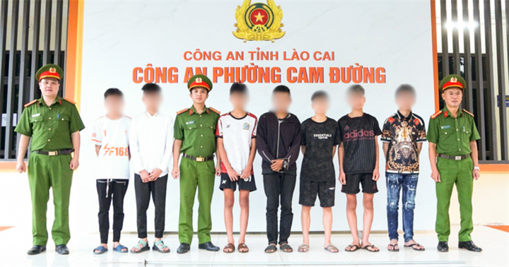 Nhóm thanh niên tại cơ quan công an. (Ảnh: Công an tỉnh Lào Cai)