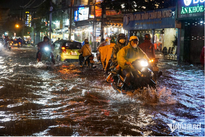 TPHCM yêu cầu các đơn vị bố trí máy bơm di động xử lý các điểm ngập sâu. Ảnh: Nguyễn Huế