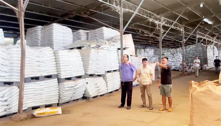 Cơ quan chức năng kiểm tra một công ty trong đường dây sản xuất phân bón giả - Ảnh: SỸ ĐỨC./ Theo báo Tuổi trẻ.