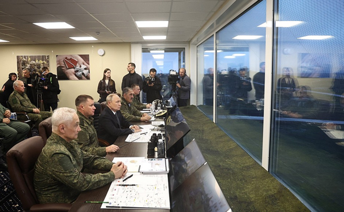 Trên cương vị Tổng Tư lệnh Tối cao, Tổng thống Nga Vladimir Putin đến thăm thao trường Chebarkul thuộc vùng Chelyabinsk để thị sát hoạt động của quân đội trong giai đoạn thực binh của cuộc diễn tập chỉ huy - tham mưu Center-2026, ngày 2/10/2026. Ảnh: Kremlin.ru
