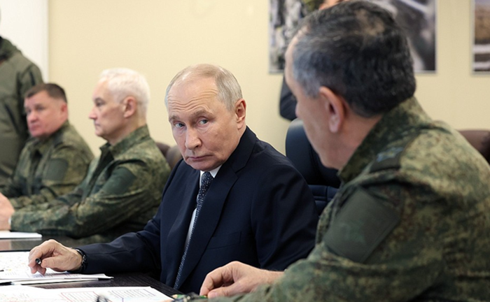 Tháp tùng Tổng thống Putin có các quan chức quân sự cấp cao, bao gồm Bộ trưởng Quốc phòng Andrei Belousov. Ảnh: Kremlin.ru