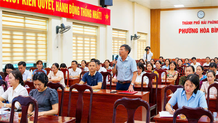 Người dân phường Hòa Bình (Tp.Hải Phòng) nêu vướng mắc liên quan đến đất đai tại hội nghị tuyên truyền pháp luật được Hội Luật gia Tp.Hải Phòng tổ chức hồi tháng 7/2026.