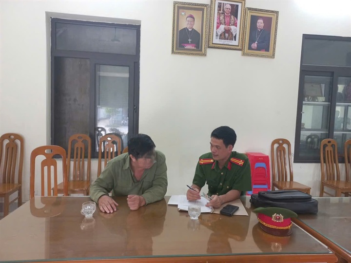 Công an phường Hà An tuyên truyền, giải thích cho ông S về các thủ đoạn lừa đảo. Ảnh Công an thành phố Quảng Ninh.
