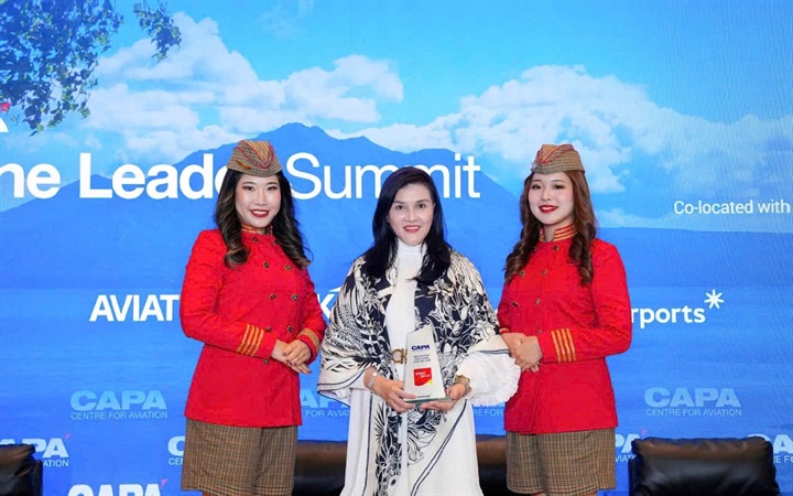 Phó Chủ tịch HĐQT kiêm CFO Tập đoàn Vietjet Hồ Ngọc Yến Phương đại diện hãng nhận giải từ CAPA. Nguồn ảnh Vietjet