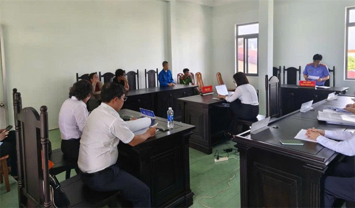 L.Đ.T. tại phiên tòa xét xử vụ án Cướp giật tài sản (Ảnh: Công an Lâm Đồng).