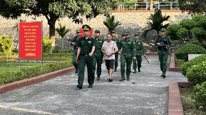 BĐBP áp giải các đối tượng Ly Thền Hồ và Sùng Văn Quang. Ảnh: Cổng TTĐT Tỉnh Lào Cai