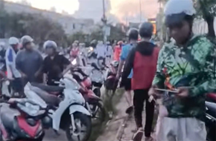 Người dân địa phương tập trung tại nhà nạn nhân ở ấp 3, xã Năm Căn, tỉnh Cà Mau theo dõi vụ việc. Ảnh: Dân Việt