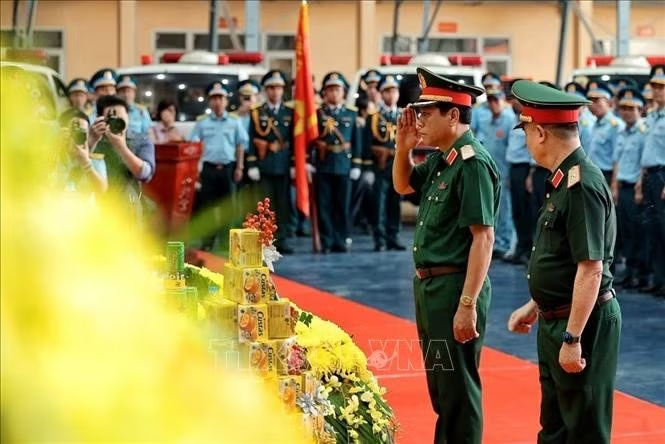 Đại biểu thực hiện nghi thức dâng hương, tưởng niệm các Anh hùng liệt sĩ tại lễ tiếp nhận, bàn giao mẫu sinh phẩm hài cốt liệt sĩ ở sân bay quân sự Gia Lâm, Hà Nội. Ảnh: Phạm Tuấn Anh/TTXVN
