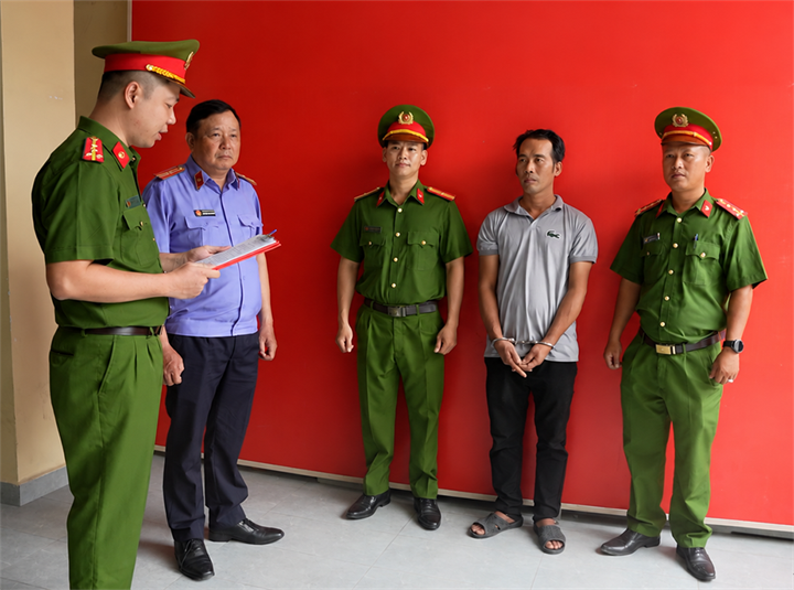 Cơ quan chức năng tống đạt các quyết định và lệnh đối với Lưu Thanh Bình. Ảnh: Vietnamnet.
