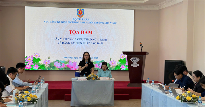 Toạ đàm do bà Nguyễn Thị Thu Hằng - Phó Cục trưởng Cục Đăng ký giao dịch bảo đảm và Bồi thường nhà nước và bà Phạm Thị Minh Hiếu – Phó Giám đốc Sở Tư pháp Lâm Đồng chủ trì. (Ảnh: Bộ Tư pháp)