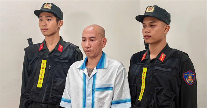 Phú Lê tại cơ quan công an. (Ảnh: Công an Hà Nội)