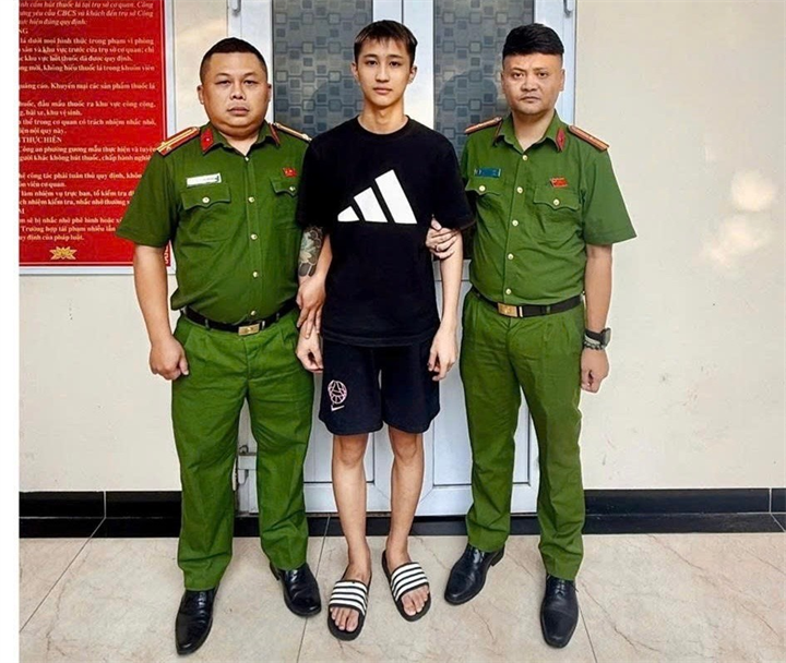 Đối tượng Minh Anh tại trụ sở Công an phường Hai Bà Trưng. Ảnh: Cổng TTĐT Công an TP. Hà Nội