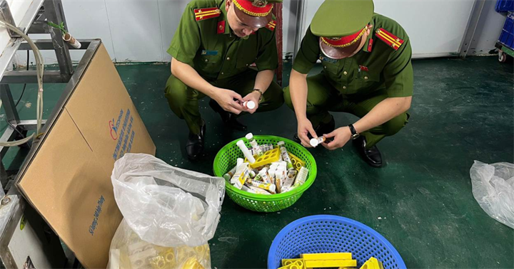 Lực lượng chức năng kiểm tra thực phẩm giả. (Ảnh: Công an Hà Nội)