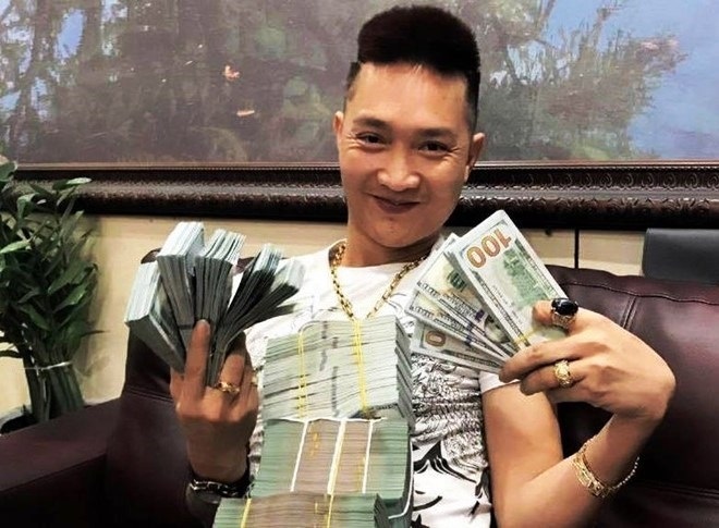 Theo ThS Ngô Thế Nghị, sự tò mò, những lượt xem, thích hay chia sẻ có thể vô tình tiếp sức cho các hiện tượng lệch chuẩn trên mạng. Đáng lo hơn khi một bộ phận người trẻ từ tò mò chuyển sang ngưỡng mộ, bắt chước.