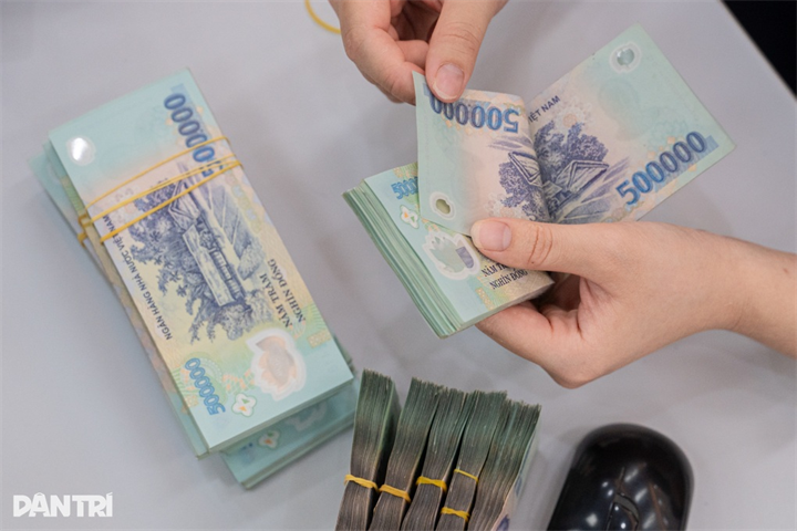 Kiểm tra giao dịch tiền ngân hàng (Ảnh: Thành Đông).