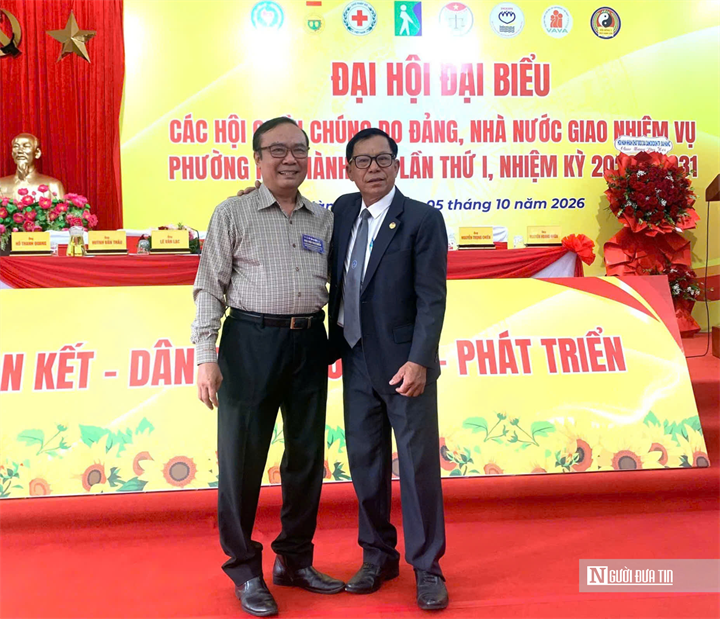 Ông Nguyễn Bá Sơn, Chủ tịch Hội Luật gia thành phố Đà Nẵng và luật gia Nguyễn Văn Lợi, Chủ tịch Hội Luật gia phường Ngũ Hành Sơn tại đại hội.