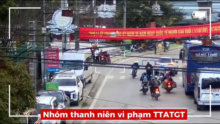 Nhóm thanh niên vi phạm TTATGT. Ảnh Công an tỉnh Lào Cai.