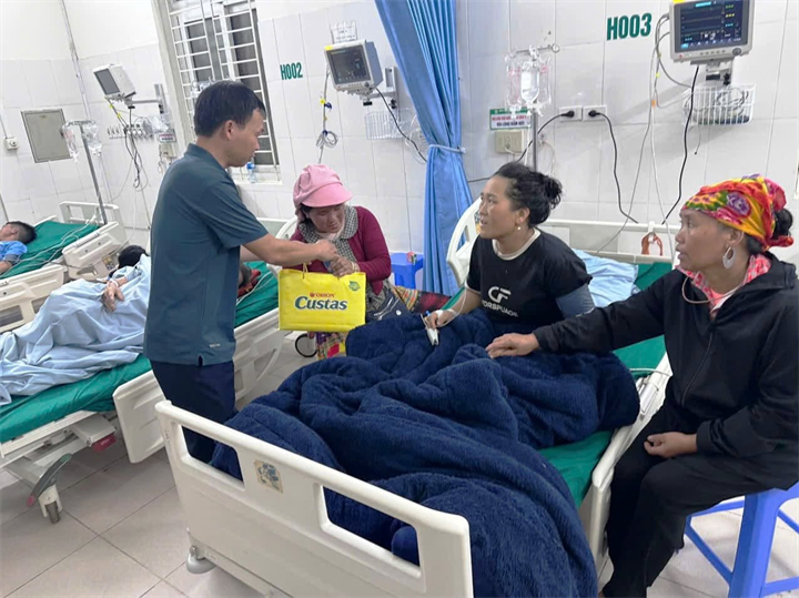 UBND xã Xím Vàng động viên, thăm hỏi 4 nạn nhân. Ảnh: VietNamnet