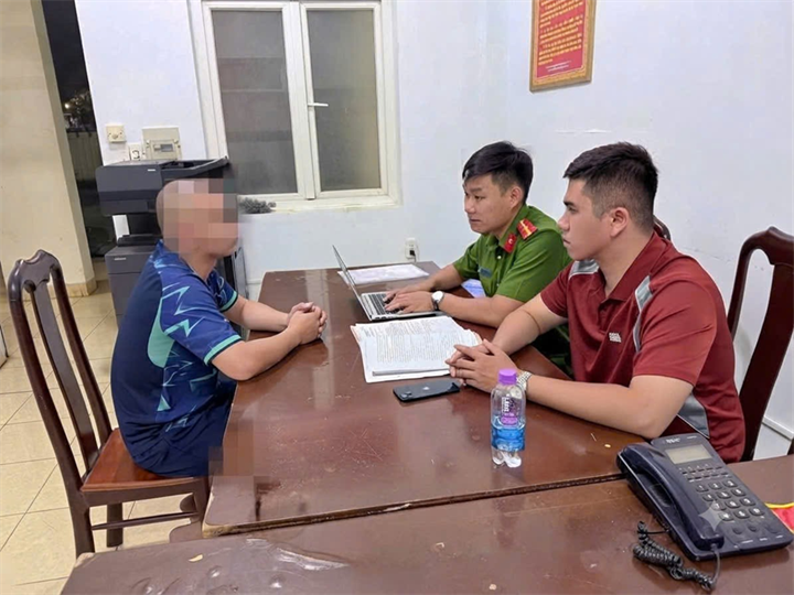 Cán bộ Công an phường Ea Kao làm việc với người liên quan phục vụ công tác xác minh. Ảnh: Trang TTĐT Công an tỉnh Đắk Lắk