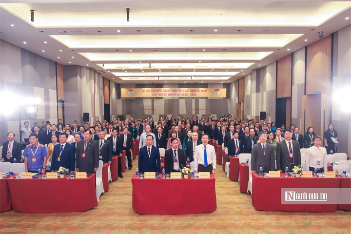 Các đại biểu làm lễ chào cờ.