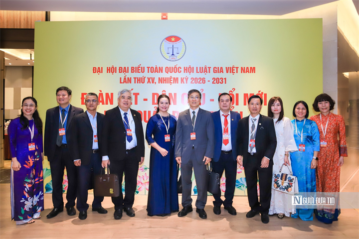 Đồng chí Nguyễn Khánh Ngọc - Chủ tịch Hội Luật gia Việt Nam chụp ảnh cùng các đại biểu.