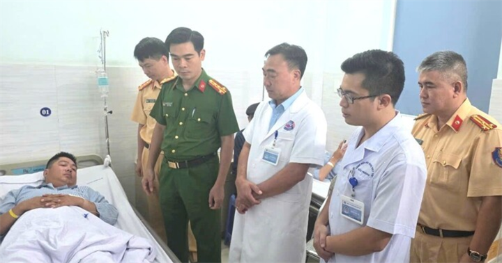 Đại tá Nguyễn Đức Thìn, Phó Giám đốc Công an thành phố, lãnh đạo các phòng Tổ chức cán bộ, Cảnh sát giao thông và chỉ huy Đội CSGT số 3 thăm Đại úy Vũ Sơn Tùng tại bệnh viện. (Ảnh: Công an Hải Phòng)